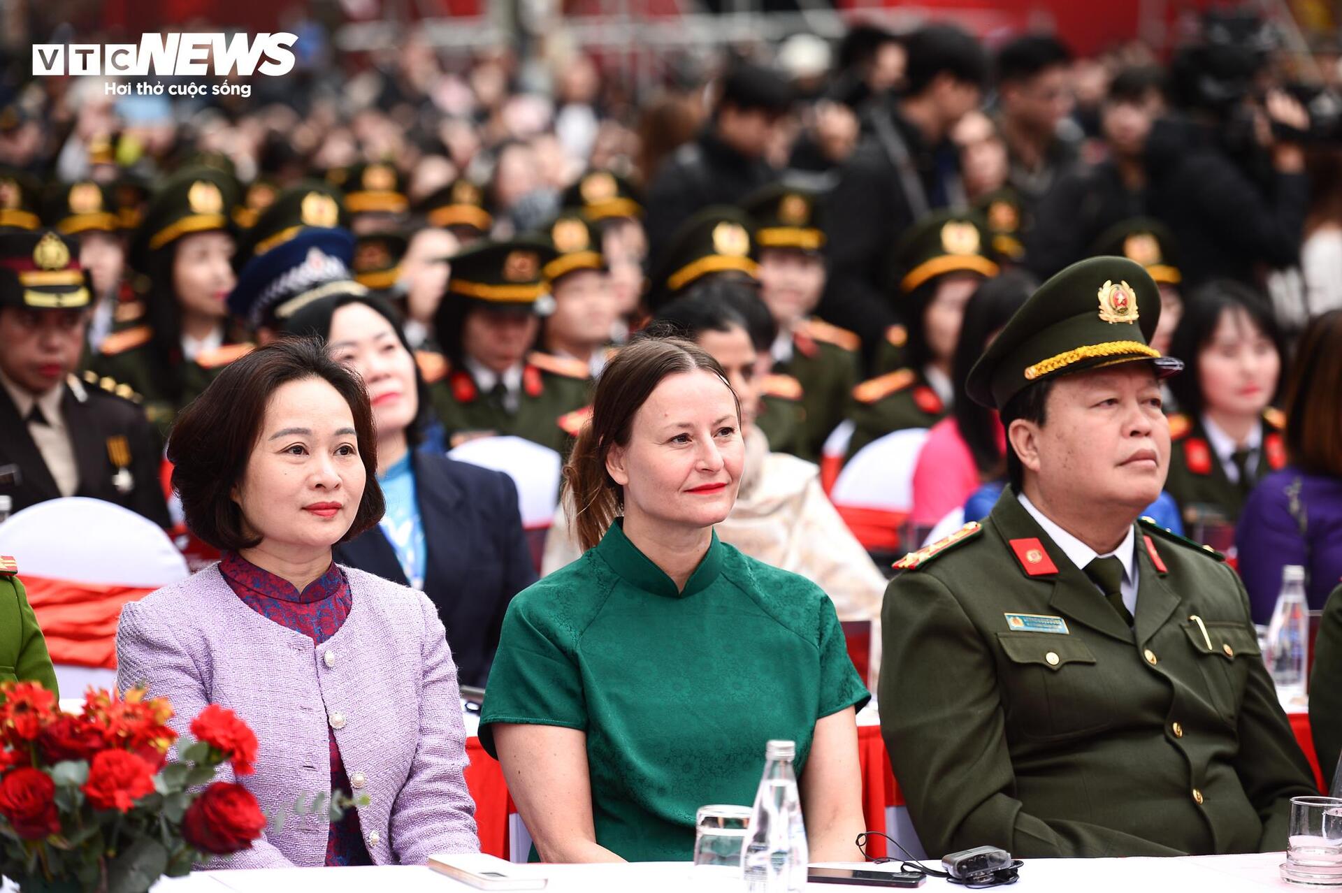 Những 'bông hồng thép' lực lượng Công an Nhân dân thướt tha trong tà áo dài - Ảnh 13.