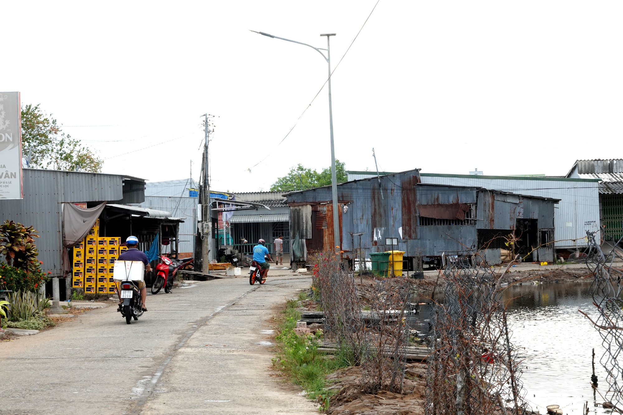 Vụ một phụ nữ bị chồng đấm ngã xuống sàn nhà khi đang nấu ăn ở Cà Mau: Hàng xóm tiết lộ gì? - Ảnh 2.