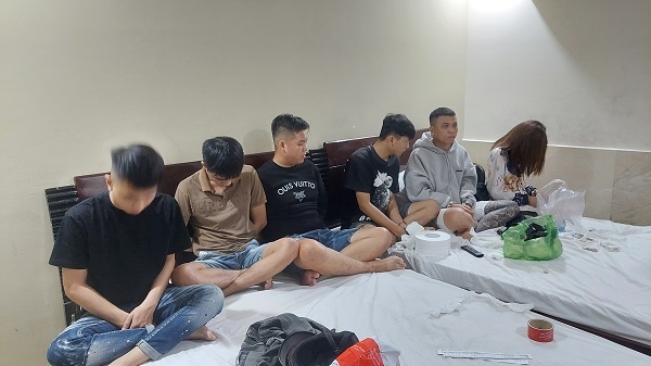 Cô gái trẻ cùng 5 thanh niên "bay lắc" trong khách sạn- Ảnh 1. Cô gái trẻ cùng 5 thanh niên "bay lắc" trong khách sạn- Ảnh 1.