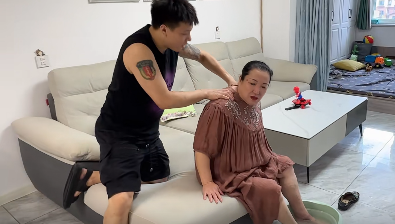 Ch&agrave;ng rể 28 tuổi v&agrave; mẹ vợ U50 đ&atilde; sống như thế n&agrave;o m&agrave; d&acirc;n t&igrave;nh ngỡ ng&agrave;ng: Hiếm ai l&agrave;m được!- Ảnh 2.