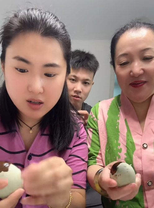 Ch&agrave;ng rể 28 tuổi v&agrave; mẹ vợ U50 đ&atilde; sống như thế n&agrave;o m&agrave; d&acirc;n t&igrave;nh ngỡ ng&agrave;ng: Hiếm ai l&agrave;m được!- Ảnh 5.