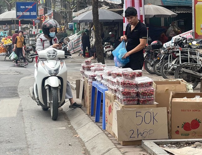 Dâu tây 'rẻ như bèo' tràn ngập Hà Nội - Ảnh 1.