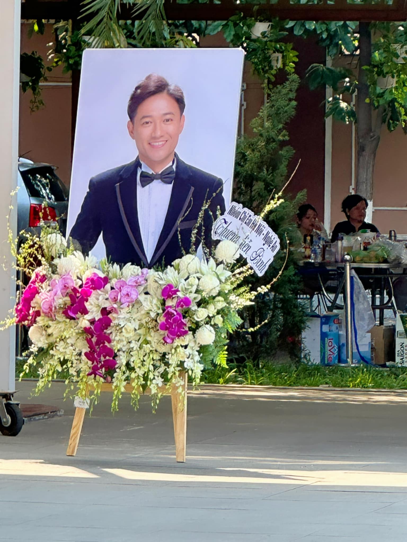 Lễ truy điệu nghệ sĩ Quý Bình: Lâm Khánh Chi - Phương Thanh đến tiễn biệt, di ảnh đặt kín lối đi - Ảnh 4.