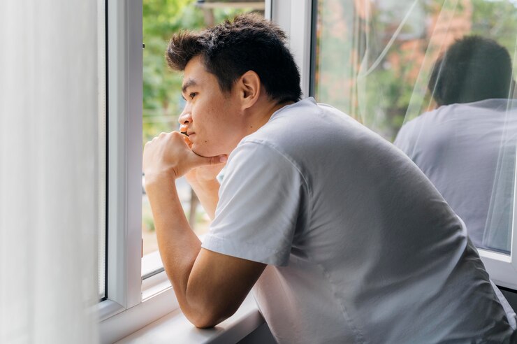 Nửa đêm nghe tiếng mẹ vợ khóc than trong phòng, tôi vào hỏi thì bàng hoàng khi bà quỳ sụp xuống van xin con rể cứu giúp - Ảnh 1. Nửa đêm nghe tiếng mẹ vợ khóc than trong phòng, tôi vào hỏi thì bàng hoàng khi bà quỳ sụp xuống van xin con rể cứu giúp - Ảnh 1.