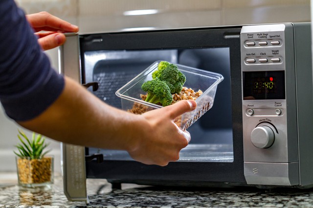 person-putting-food-into-microwave-scaled-17414889924791947060100-1741502061756-1741502062422595134839.jpg