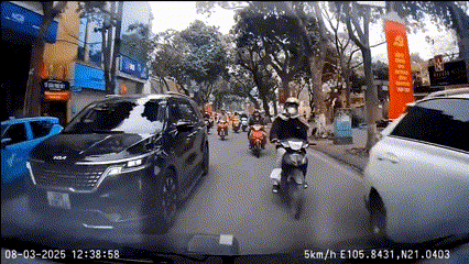Có thể phạt nặng người ngồi ô tô Lexus mở cửa bất cẩn gây tai nạn ở Hà Nội- Ảnh 1. Có thể phạt nặng người ngồi ô tô Lexus mở cửa bất cẩn gây tai nạn ở Hà Nội- Ảnh 1.