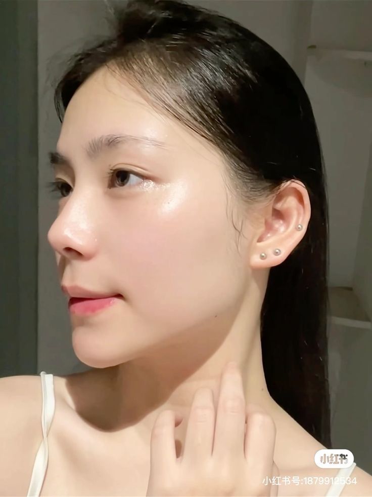Làn da “kêu cứu” vì thiếu nước hay thiếu ẩm? Câu trả lời sẽ khiến bạn bất ngờ! - Ảnh 3. Làn da “kêu cứu” vì thiếu nước hay thiếu ẩm? Câu trả lời sẽ khiến bạn bất ngờ! - Ảnh 3.