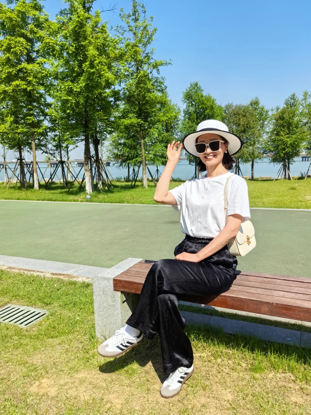 “Quần đen” chính là vũ khí thời trang của phụ nữ trưởng thành – bùng nổ xu hướng năm nay, bởi những gì kinh điển mới thật sự bền vững - Ảnh 7. “Quần đen” chính là vũ khí thời trang của phụ nữ trưởng thành – bùng nổ xu hướng năm nay, bởi những gì kinh điển mới thật sự bền vững - Ảnh 7.