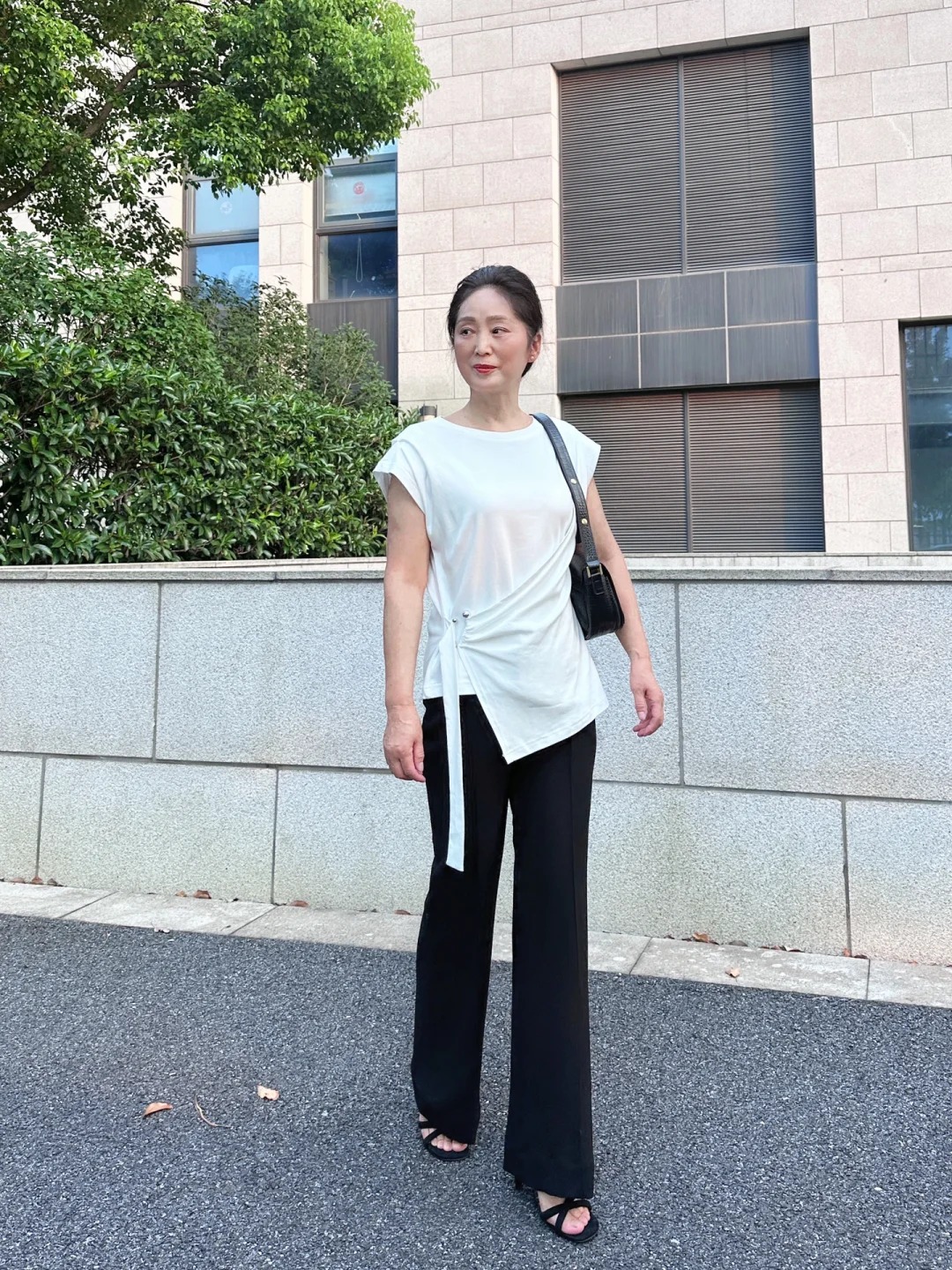 “Quần đen” chính là vũ khí thời trang của phụ nữ trưởng thành – bùng nổ xu hướng năm nay, bởi những gì kinh điển mới thật sự bền vững - Ảnh 10. “Quần đen” chính là vũ khí thời trang của phụ nữ trưởng thành – bùng nổ xu hướng năm nay, bởi những gì kinh điển mới thật sự bền vững - Ảnh 10.