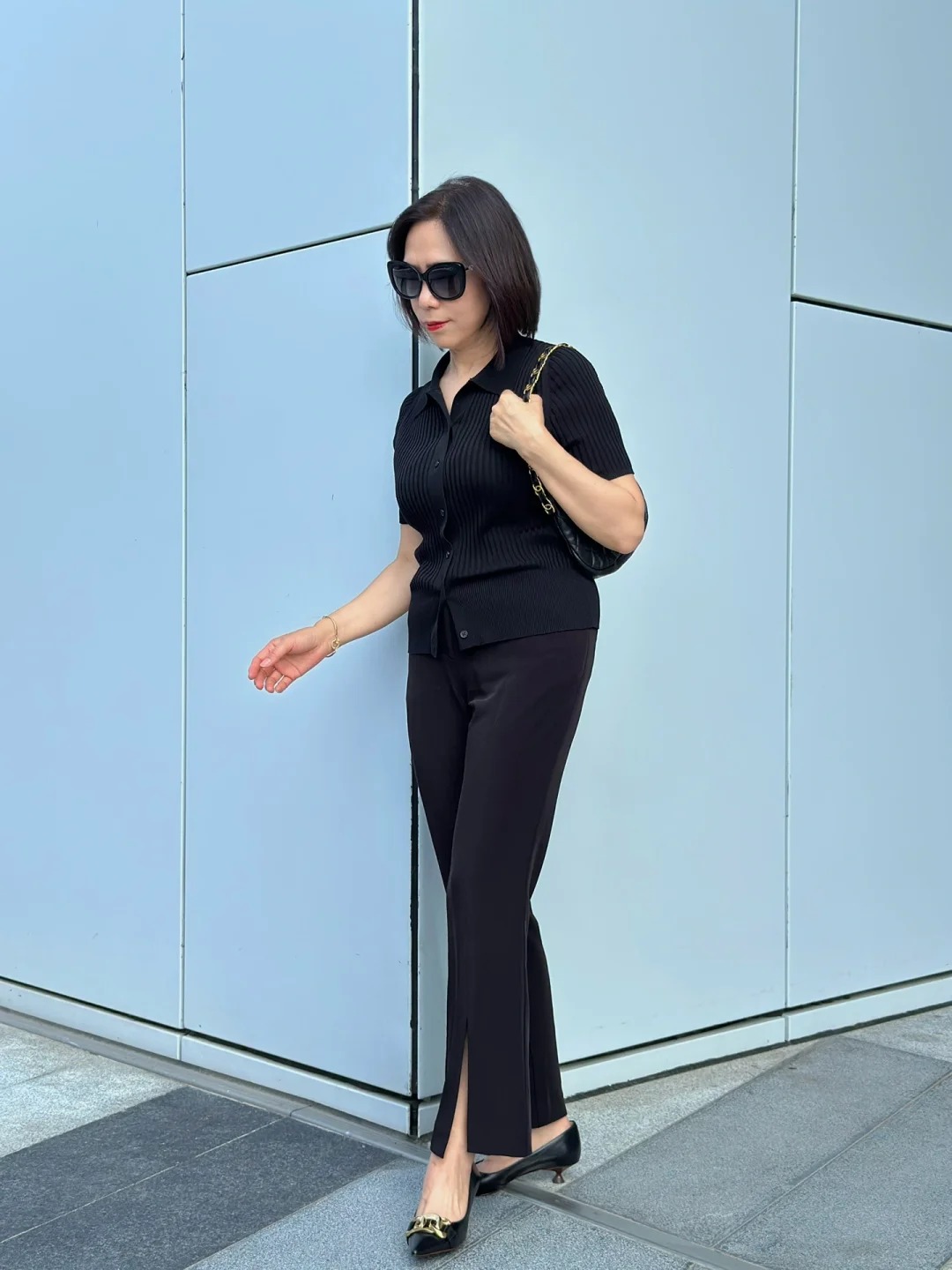 “Quần đen” chính là vũ khí thời trang của phụ nữ trưởng thành – bùng nổ xu hướng năm nay, bởi những gì kinh điển mới thật sự bền vững - Ảnh 11. “Quần đen” chính là vũ khí thời trang của phụ nữ trưởng thành – bùng nổ xu hướng năm nay, bởi những gì kinh điển mới thật sự bền vững - Ảnh 11.