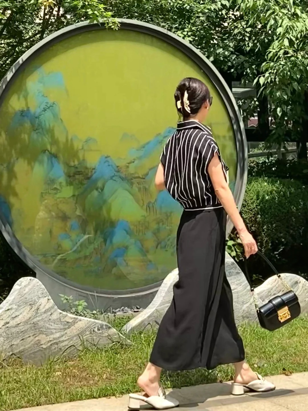 “Quần đen” chính là vũ khí thời trang của phụ nữ trưởng thành – bùng nổ xu hướng năm nay, bởi những gì kinh điển mới thật sự bền vững - Ảnh 5. “Quần đen” chính là vũ khí thời trang của phụ nữ trưởng thành – bùng nổ xu hướng năm nay, bởi những gì kinh điển mới thật sự bền vững - Ảnh 5.