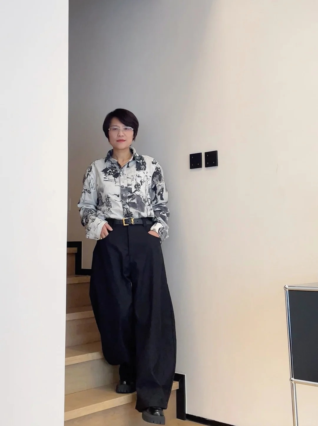 “Quần đen” chính là vũ khí thời trang của phụ nữ trưởng thành – bùng nổ xu hướng năm nay, bởi những gì kinh điển mới thật sự bền vững - Ảnh 4. “Quần đen” chính là vũ khí thời trang của phụ nữ trưởng thành – bùng nổ xu hướng năm nay, bởi những gì kinh điển mới thật sự bền vững - Ảnh 4.