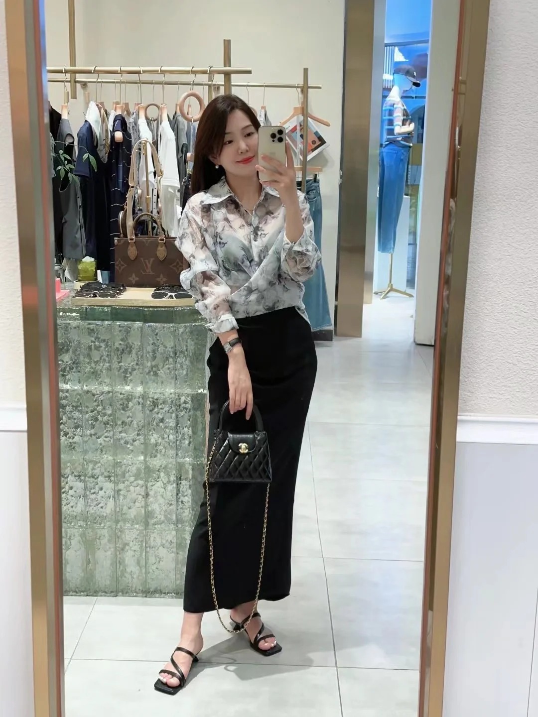 Tôi nhận ra rằng bộ đôi sơ mi và chân váy có thể khiến tôi trông như một nàng thơ nước Pháp - Ảnh 10. Tôi nhận ra rằng bộ đôi sơ mi và chân váy có thể khiến tôi trông như một nàng thơ nước Pháp - Ảnh 10.