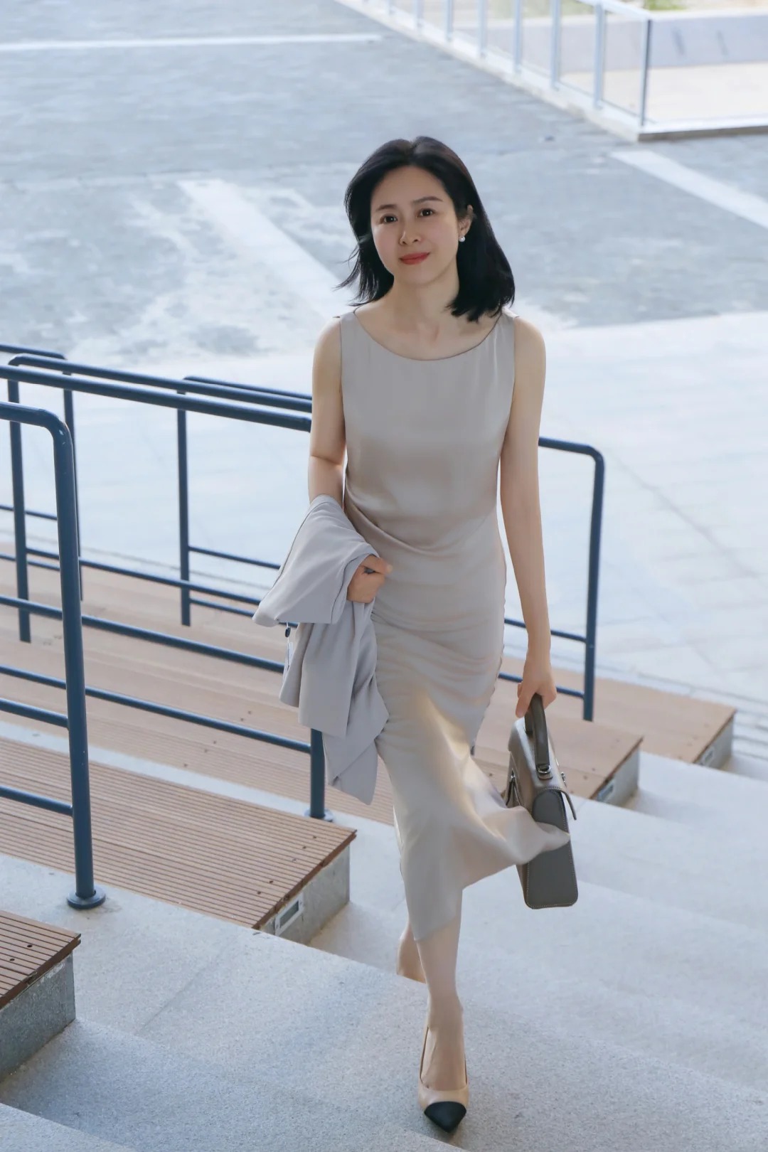 Phụ nữ tuổi 50 nên học cách nói "không" với sự "lòe loẹt": Mùa xuân hè này, càng đơn giản càng đẹp - Ảnh 5. Phụ nữ tuổi 50 nên học cách nói "không" với sự "lòe loẹt": Mùa xuân hè này, càng đơn giản càng đẹp - Ảnh 5.