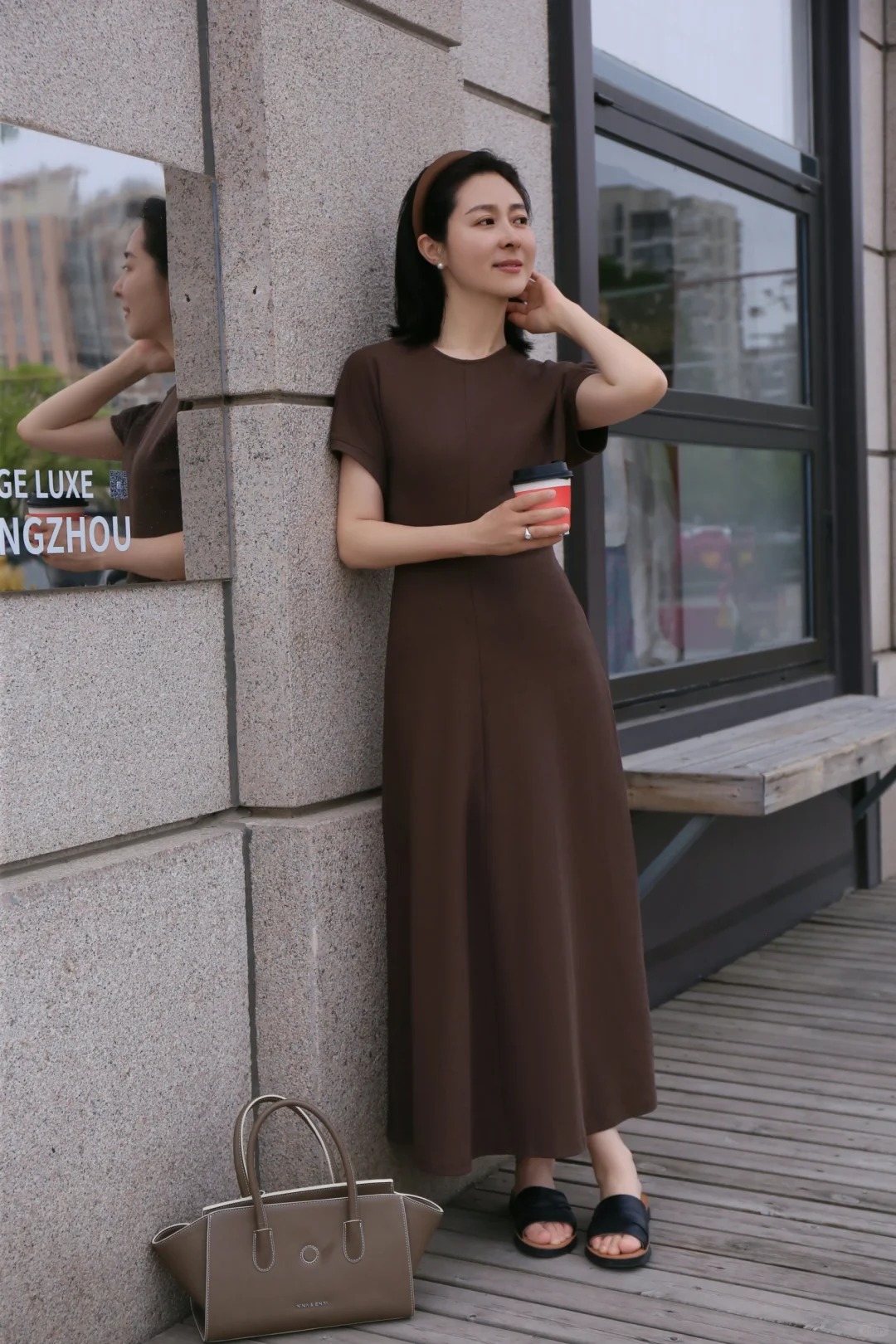 Phụ nữ tuổi 50 nên học cách nói "không" với sự "lòe loẹt": Mùa xuân hè này, càng đơn giản càng đẹp - Ảnh 6. Phụ nữ tuổi 50 nên học cách nói "không" với sự "lòe loẹt": Mùa xuân hè này, càng đơn giản càng đẹp - Ảnh 6.
