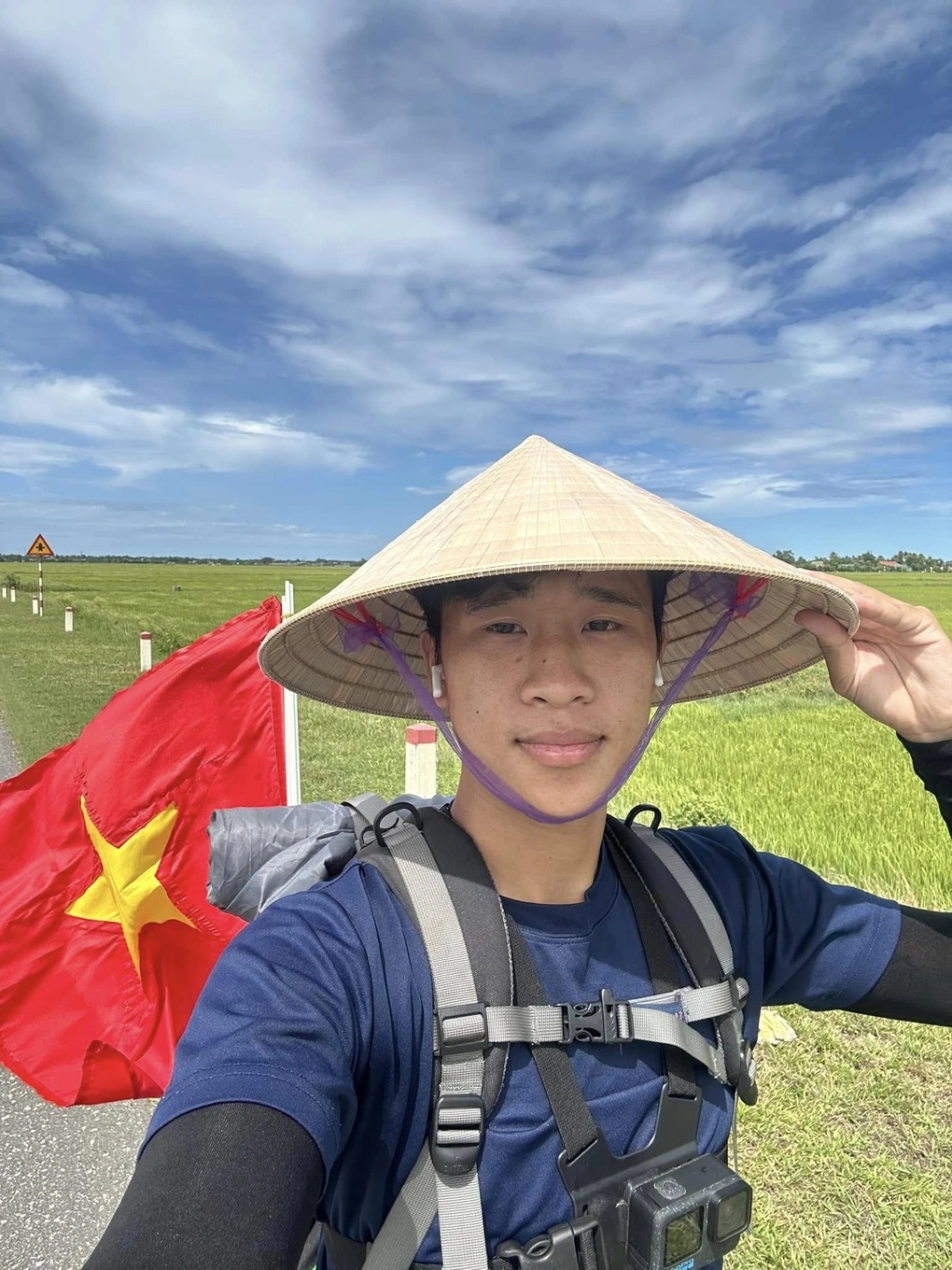 Chàng TikToker đạp xe từ Bắc vào Nam chuẩn bị cho lễ diễu binh ngày 30/4: Hóa ra là khối trưởng "Khối chở loa", ngạo nghễ suốt từ kỷ niệm 70 năm Chiến thắng Điện Biên Phủ - Ảnh 12.
