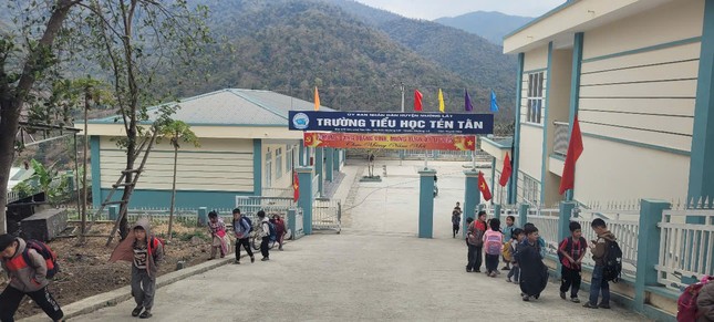 Dùng gậy tre học thể dục, nữ sinh lớp 4 bị thương nghiêm trọng - Ảnh 1. Dùng gậy tre học thể dục, nữ sinh lớp 4 bị thương nghiêm trọng - Ảnh 1.