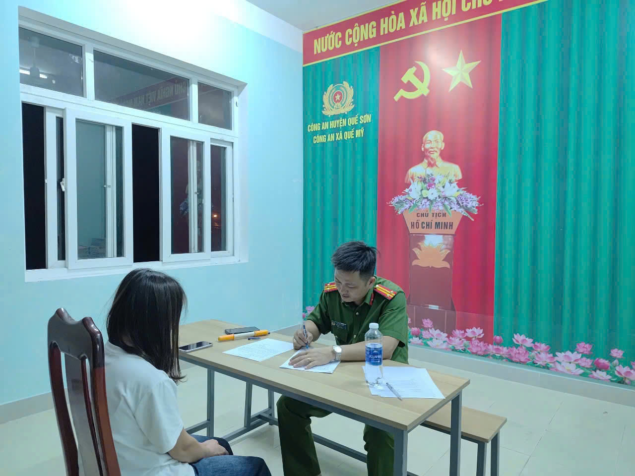 Lộ clip nữ giáo viên đánh trẻ dã man ở Quảng Nam khóc xin lỗi phụ huynh- Ảnh 4. Lộ clip nữ giáo viên đánh trẻ dã man ở Quảng Nam khóc xin lỗi phụ huynh- Ảnh 4.