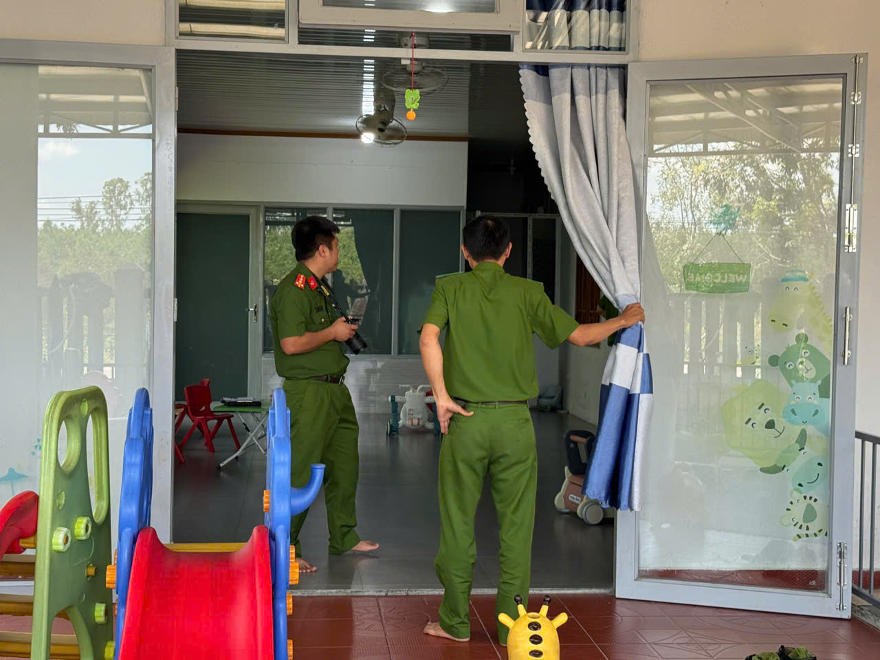 Lộ clip nữ giáo viên đánh trẻ dã man ở Quảng Nam khóc xin lỗi phụ huynh- Ảnh 2. Lộ clip nữ giáo viên đánh trẻ dã man ở Quảng Nam khóc xin lỗi phụ huynh- Ảnh 2.
