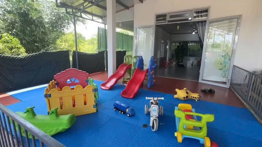 Lộ clip nữ giáo viên đánh trẻ dã man ở Quảng Nam khóc xin lỗi phụ huynh- Ảnh 3. Lộ clip nữ giáo viên đánh trẻ dã man ở Quảng Nam khóc xin lỗi phụ huynh- Ảnh 3.
