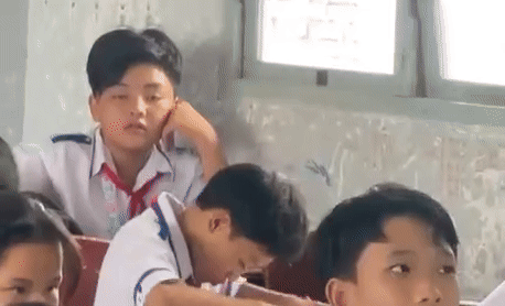 Chuẩn bị kiểm tra, học sinh bỗng làm một hành động "bất thường" khiến cô giáo đơ nhẹ, dân mạng thì được phen cười ná thở - Ảnh 1. Chuẩn bị kiểm tra, học sinh bỗng làm một hành động "bất thường" khiến cô giáo đơ nhẹ, dân mạng thì được phen cười ná thở - Ảnh 1.