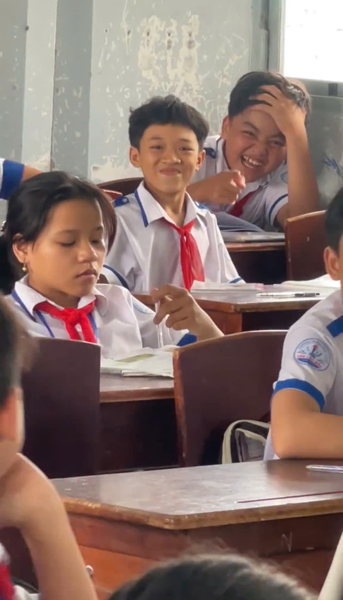 Chuẩn bị kiểm tra, học sinh bỗng làm một hành động "bất thường" khiến cô giáo đơ nhẹ, dân mạng thì được phen cười ná thở - Ảnh 3. Chuẩn bị kiểm tra, học sinh bỗng làm một hành động "bất thường" khiến cô giáo đơ nhẹ, dân mạng thì được phen cười ná thở - Ảnh 3.
