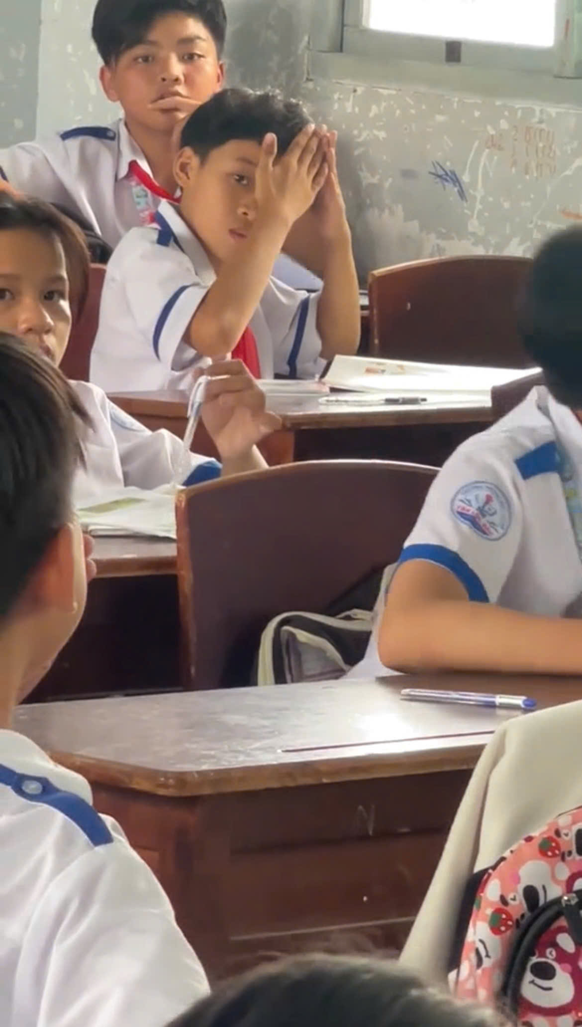 Chuẩn bị kiểm tra, học sinh bỗng làm một hành động "bất thường" khiến cô giáo đơ nhẹ, dân mạng thì được phen cười ná thở - Ảnh 2. Chuẩn bị kiểm tra, học sinh bỗng làm một hành động "bất thường" khiến cô giáo đơ nhẹ, dân mạng thì được phen cười ná thở - Ảnh 2.