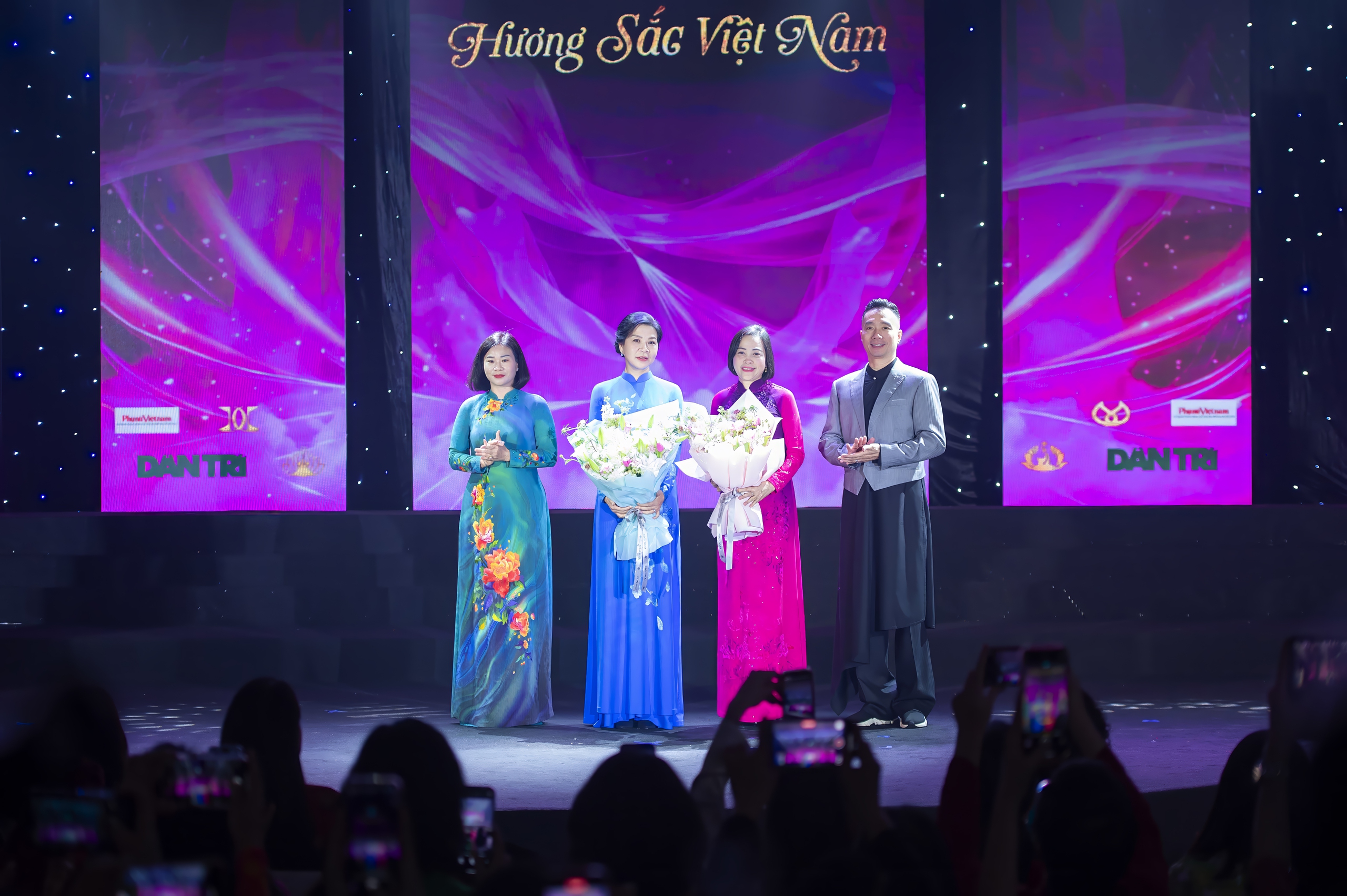Khát vọng hòa bình, lòng nhân ái và vẻ đẹp Việt thăng hoa trên tà áo dài tại “Hương Sắc Việt Nam” - Ảnh 1. Khát vọng hòa bình, lòng nhân ái và vẻ đẹp Việt thăng hoa trên tà áo dài tại “Hương Sắc Việt Nam” - Ảnh 1.