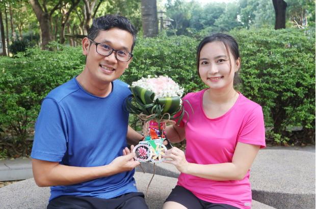 Chồng bác sĩ tặng vợ 36 huy chương marathon làm quà sinh nhật: Đây là cách tôi ghi lại hành trình thay đổi để tốt hơn, vì chính gia đình mình - Ảnh 1. Chồng bác sĩ tặng vợ 36 huy chương marathon làm quà sinh nhật: Đây là cách tôi ghi lại hành trình thay đổi để tốt hơn, vì chính gia đình mình - Ảnh 1.