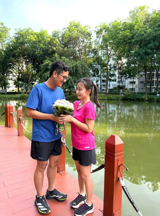 Chồng bác sĩ tặng vợ 36 huy chương marathon làm quà sinh nhật: Đây là cách tôi ghi lại hành trình thay đổi để tốt hơn, vì chính gia đình mình - Ảnh 2. Chồng bác sĩ tặng vợ 36 huy chương marathon làm quà sinh nhật: Đây là cách tôi ghi lại hành trình thay đổi để tốt hơn, vì chính gia đình mình - Ảnh 2.