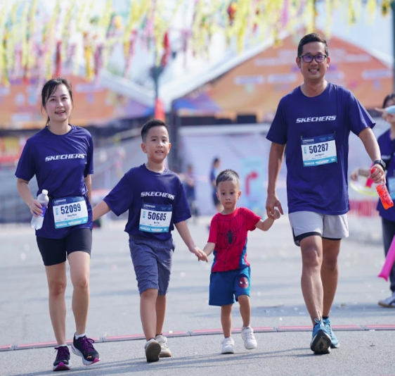 Chồng bác sĩ tặng vợ 36 huy chương marathon làm quà sinh nhật: Đây là cách tôi ghi lại hành trình thay đổi để tốt hơn, vì chính gia đình mình - Ảnh 3. Chồng bác sĩ tặng vợ 36 huy chương marathon làm quà sinh nhật: Đây là cách tôi ghi lại hành trình thay đổi để tốt hơn, vì chính gia đình mình - Ảnh 3.