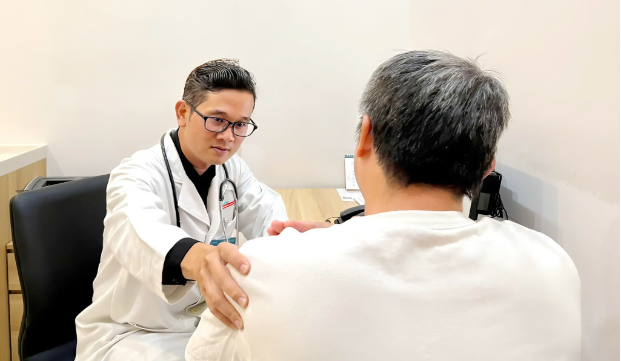 Chồng bác sĩ tặng vợ 36 huy chương marathon làm quà sinh nhật: Đây là cách tôi ghi lại hành trình thay đổi để tốt hơn, vì chính gia đình mình - Ảnh 4. Chồng bác sĩ tặng vợ 36 huy chương marathon làm quà sinh nhật: Đây là cách tôi ghi lại hành trình thay đổi để tốt hơn, vì chính gia đình mình - Ảnh 4.