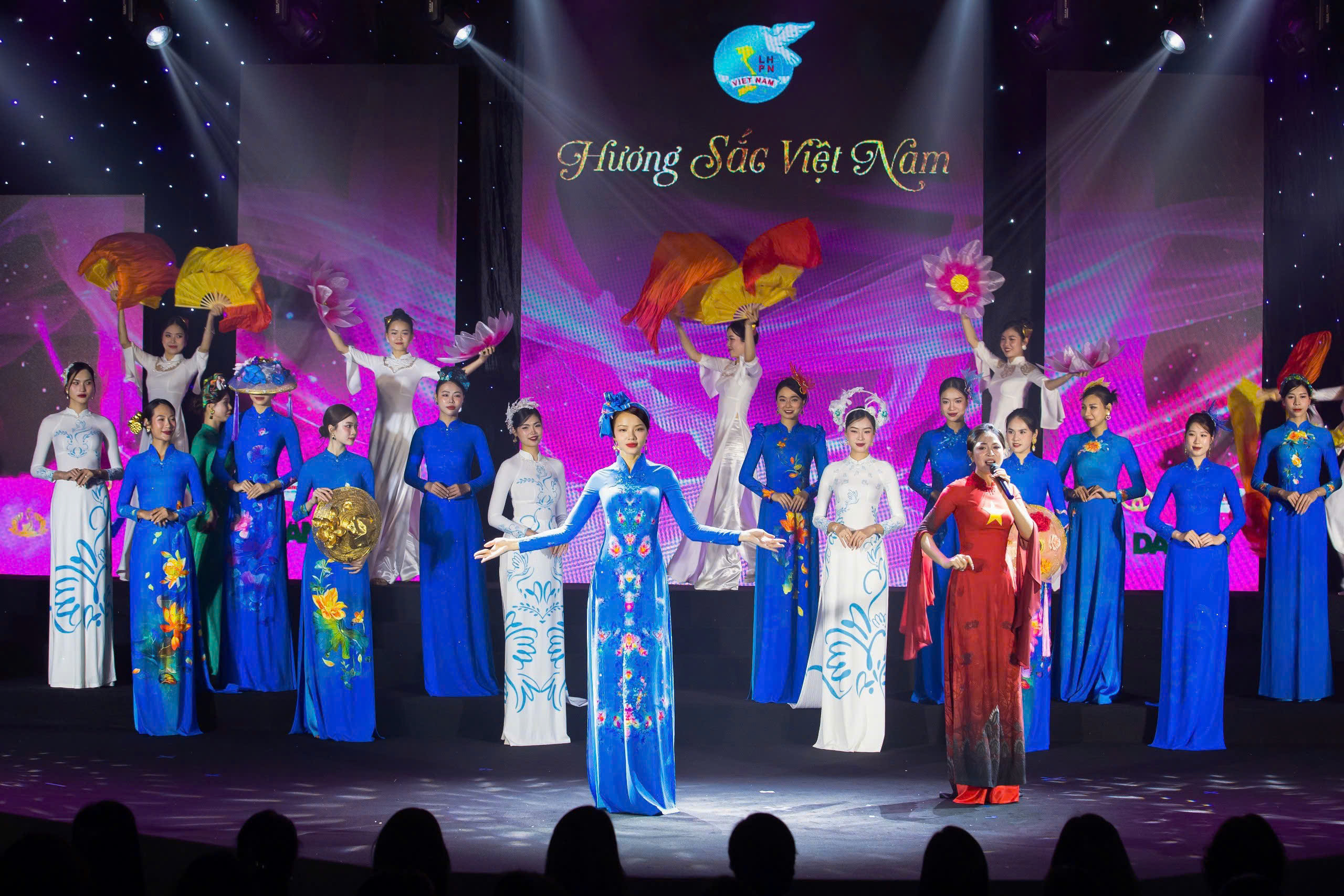 Khát vọng hòa bình, lòng nhân ái và vẻ đẹp Việt thăng hoa trên tà áo dài tại “Hương Sắc Việt Nam” - Ảnh 2. Khát vọng hòa bình, lòng nhân ái và vẻ đẹp Việt thăng hoa trên tà áo dài tại “Hương Sắc Việt Nam” - Ảnh 2.