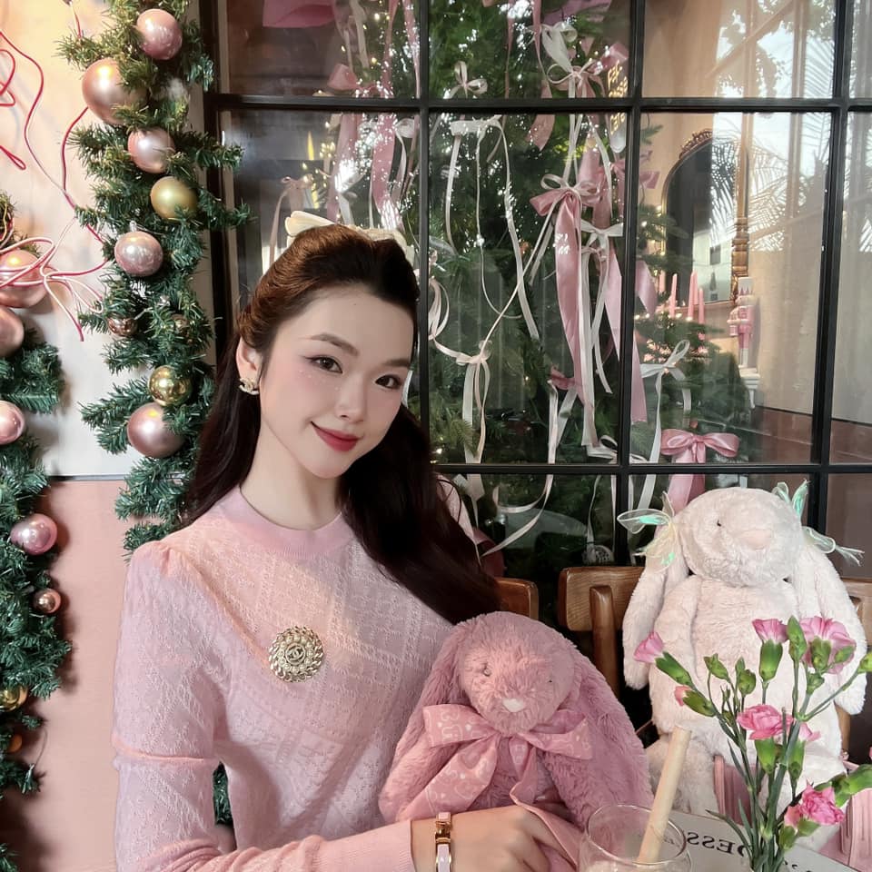Vẻ đẹp tri thức của cô gái vinh dự tặng hoa Tổng Bí Thư, Chủ tịch Tập Cận Bình: Hoa khôi Học viện Ngoại Giao, đã xinh xắn còn sở hữu thành tích "khủng" - Ảnh 6.