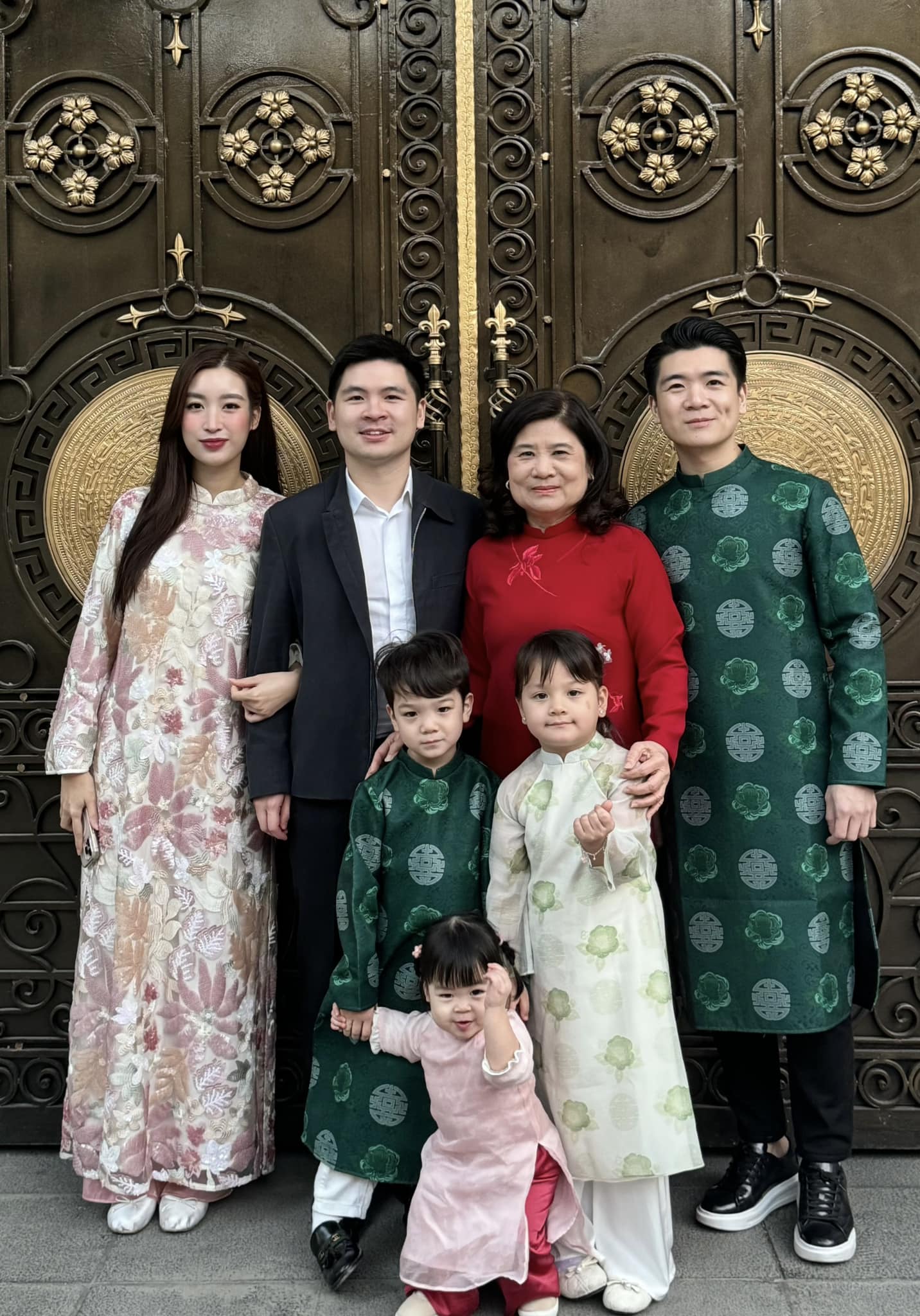 Dâu hào môn Đỗ Mỹ Linh bất ngờ vắng mặt trong bức ảnh gia đình nhà chủ tịch CLB Hà Nội, có chuyện gì đây?- Ảnh 3. Dâu hào môn Đỗ Mỹ Linh bất ngờ vắng mặt trong bức ảnh gia đình nhà chủ tịch CLB Hà Nội, có chuyện gì đây?- Ảnh 3.