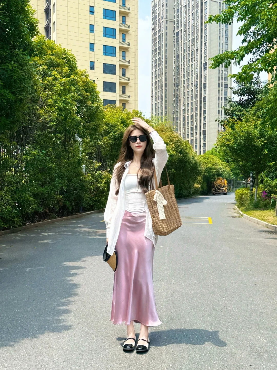 Áo sơ mi + chân váy = Cặp đôi "gây bão" đầu hè, nắm vững vài mẹo phối đồ là hóa nữ thần ngay! - Ảnh 13. Áo sơ mi + chân váy = Cặp đôi "gây bão" đầu hè, nắm vững vài mẹo phối đồ là hóa nữ thần ngay! - Ảnh 13.