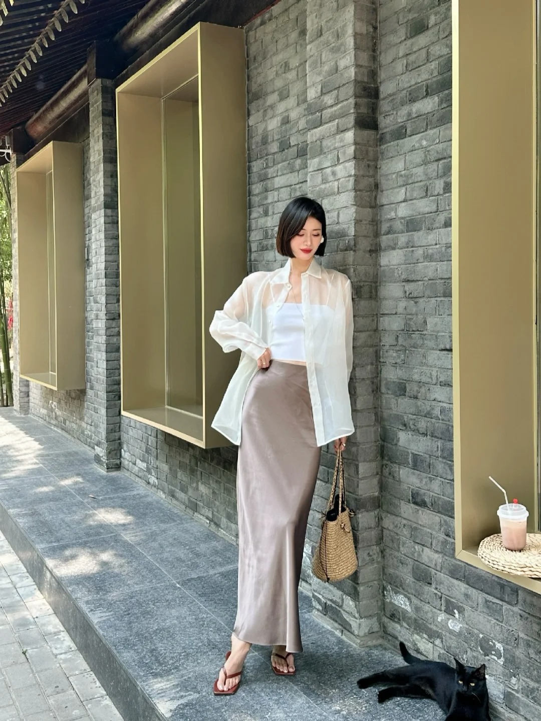 Áo sơ mi + chân váy = Cặp đôi "gây bão" đầu hè, nắm vững vài mẹo phối đồ là hóa nữ thần ngay! - Ảnh 14. Áo sơ mi + chân váy = Cặp đôi "gây bão" đầu hè, nắm vững vài mẹo phối đồ là hóa nữ thần ngay! - Ảnh 14.