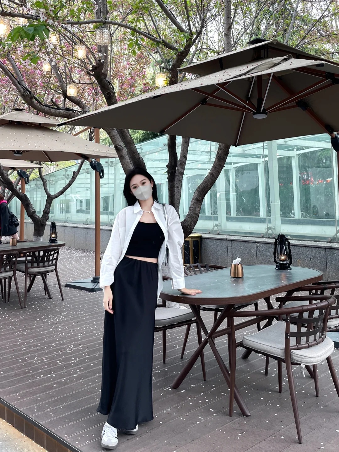 Áo sơ mi + chân váy = Cặp đôi "gây bão" đầu hè, nắm vững vài mẹo phối đồ là hóa nữ thần ngay! - Ảnh 9. Áo sơ mi + chân váy = Cặp đôi "gây bão" đầu hè, nắm vững vài mẹo phối đồ là hóa nữ thần ngay! - Ảnh 9.