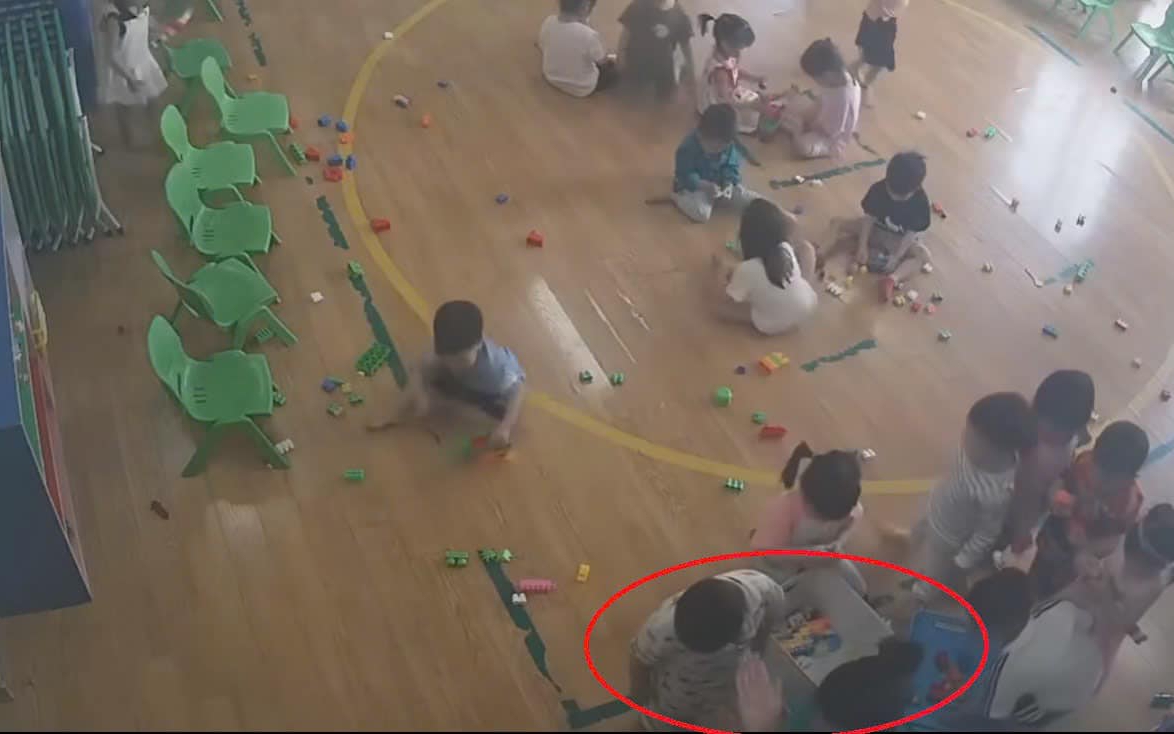 Người mẹ lên tiếng về clip con gái 22 tháng bị cô giáo bạo hành: Con mới chuyển lớp 1 tháng, sẽ kiện tới cùng