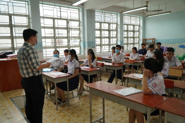 Kiểm tra tr&igrave;nh độ tiếng Anh: Nhiều gi&aacute;o vi&ecirc;n lo sốt v&oacute;, Sở Gi&aacute;o dục TPHCM trấn an - Ảnh 1.