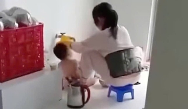 X&aacute;c minh clip nh&acirc;n vi&ecirc;n trường mầm non nhồi thức ăn cho trẻ - Ảnh 1.