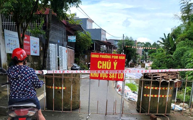 Khẩn cấp di dời nhiều hộ d&acirc;n ở th&agrave;nh phố L&agrave;o Cai - Ảnh 3.