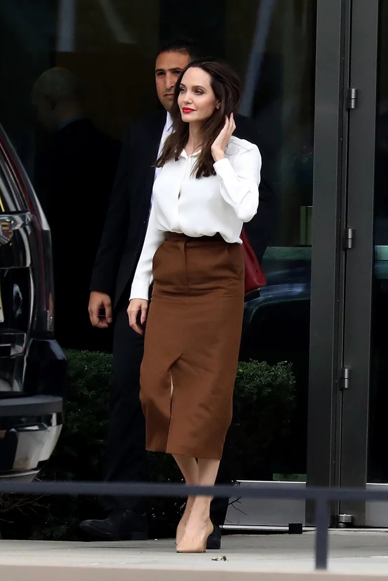 Phụ nữ trung niên nên mặc đồ trắng - be - xám như Angelina Jolie, trông vừa trẻ trung vừa thanh tao - Ảnh 9. Phụ nữ trung niên nên mặc đồ trắng - be - xám như Angelina Jolie, trông vừa trẻ trung vừa thanh tao - Ảnh 9.