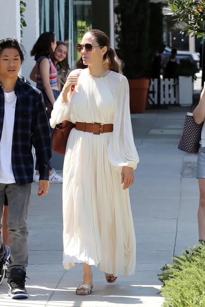 Phụ nữ trung niên nên mặc đồ trắng - be - xám như Angelina Jolie, trông vừa trẻ trung vừa thanh tao - Ảnh 5. Phụ nữ trung niên nên mặc đồ trắng - be - xám như Angelina Jolie, trông vừa trẻ trung vừa thanh tao - Ảnh 5.