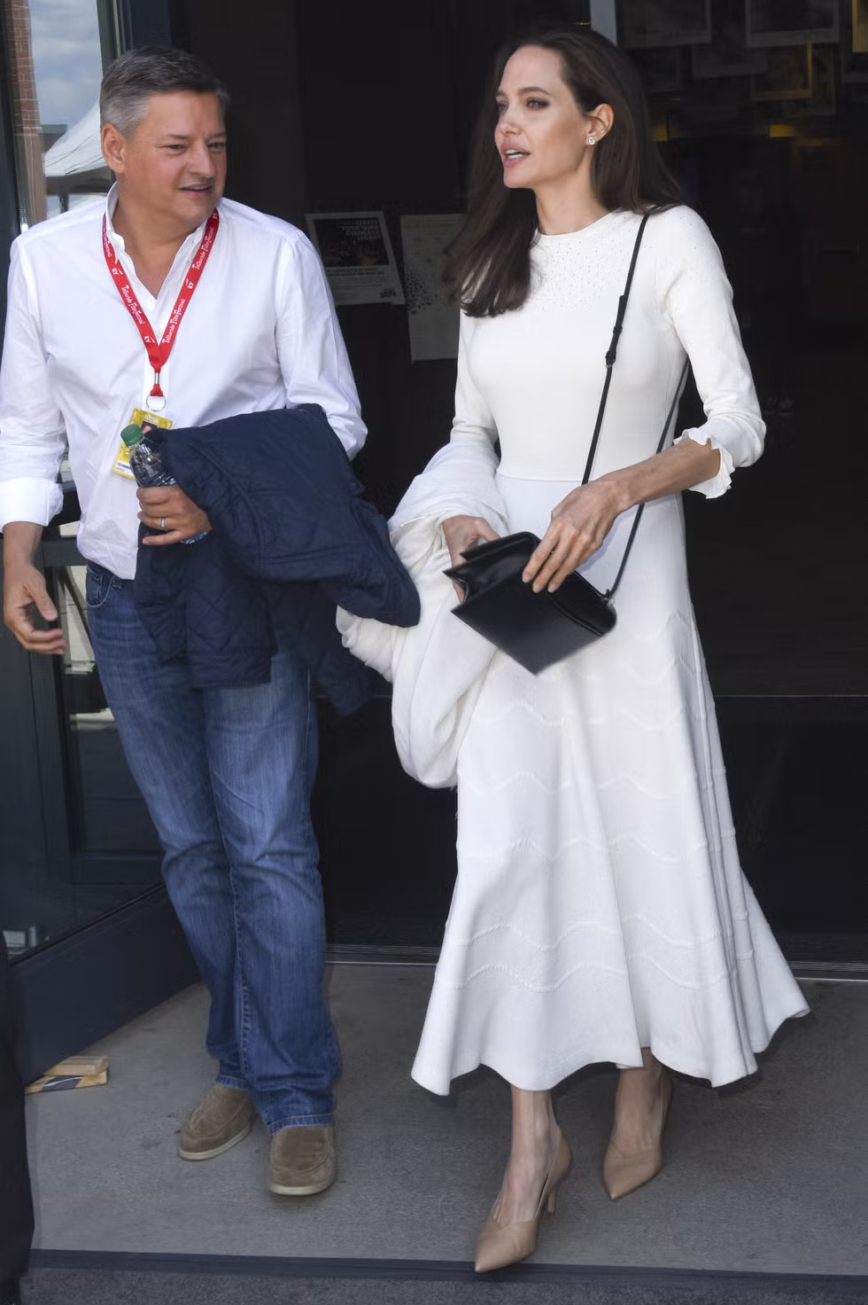 Phụ nữ trung niên nên mặc đồ trắng - be - xám như Angelina Jolie, trông vừa trẻ trung vừa thanh tao - Ảnh 1. Phụ nữ trung niên nên mặc đồ trắng - be - xám như Angelina Jolie, trông vừa trẻ trung vừa thanh tao - Ảnh 1.