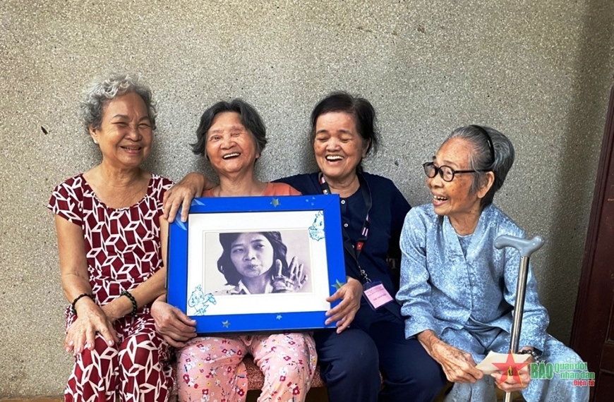 Nụ cười ngạo nghễ của người phụ nữ bị địch... đốt tay cháy "xèo xèo": Khi lòng yêu nước vượt qua mọi đớn đau, đòn thù - Ảnh 2.