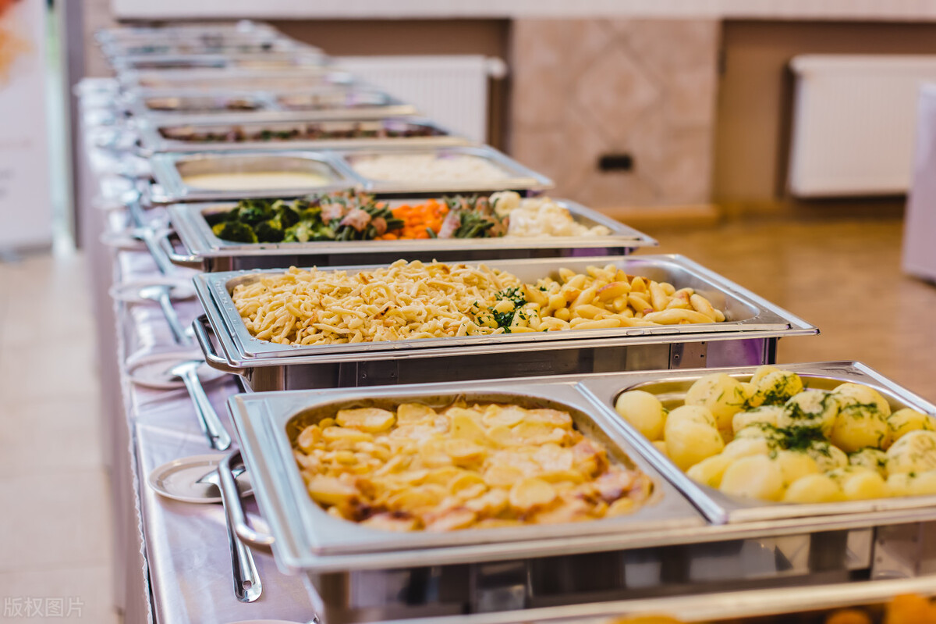 2 người phụ nữ mua suất buffet 350.000 đồng/người, gói gần 3 triệu đồng tiền đồ ăn đem về vẫn khẳng định: “Chúng tôi hơi thiệt thòi” - Ảnh 1. 2 người phụ nữ mua suất buffet 350.000 đồng/người, gói gần 3 triệu đồng tiền đồ ăn đem về vẫn khẳng định: “Chúng tôi hơi thiệt thòi” - Ảnh 1.