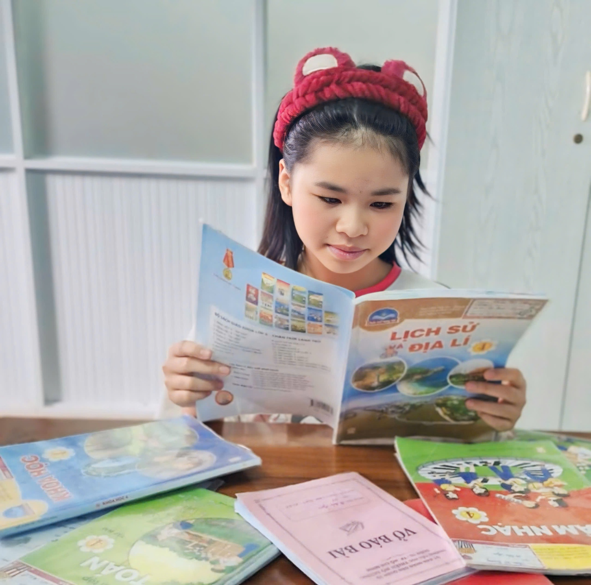 &quot;Mẹ ơi, con muốn tri ân HOÀ BÌNH&quot; - Câu nói của con gái khiến bà mẹ TP.HCM rưng rưng: Nhỏ bé thôi nhưng mẹ tự hào lắm đấy!- Ảnh 2.