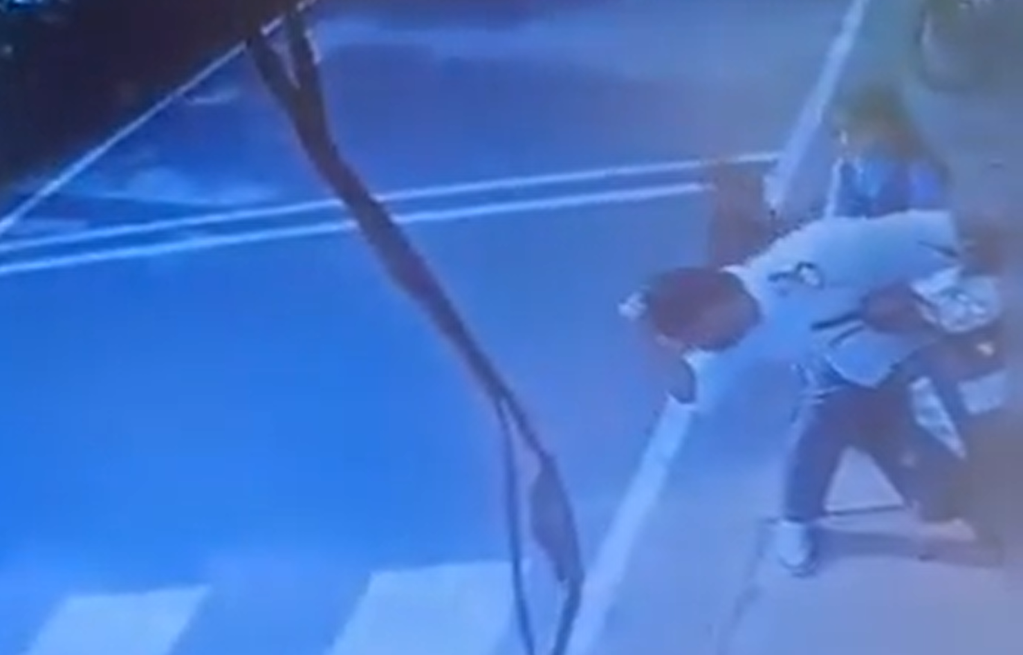 39 triệu người lặng người khi chứng kiến hình ảnh cậu bé lao ra đường khi xe tải đang lao tới, bố ôm đầu phản ứng đầy bất lực - Ảnh 3. 39 triệu người lặng người khi chứng kiến hình ảnh cậu bé lao ra đường khi xe tải đang lao tới, bố ôm đầu phản ứng đầy bất lực - Ảnh 3.