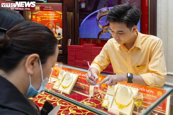 Giá vàng vượt 122 triệu đồng/lượng, có nên mua vào? - Ảnh 1. Giá vàng vượt 122 triệu đồng/lượng, có nên mua vào? - Ảnh 1.